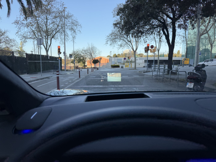 Auf Wunsch sieht man beim Abbiegen das Kamerabild des toten Winkels im Head-up-Display. (Bild: Dirk Kunde)